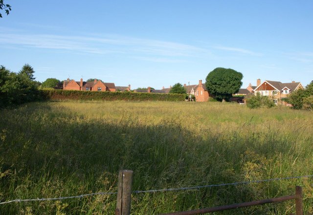 2000px-Grass_field,_Wellesbourne_-_geograph.org.uk_-_2496389.jpg