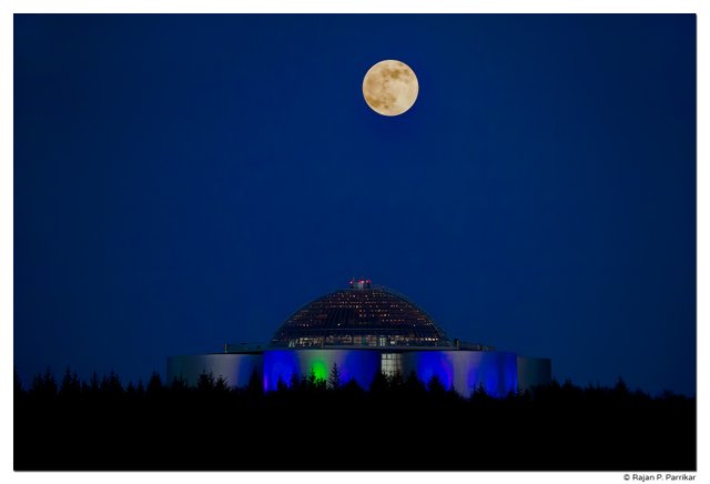 Reykjavik-Perlan-Full-Moon-Iceland.jpg