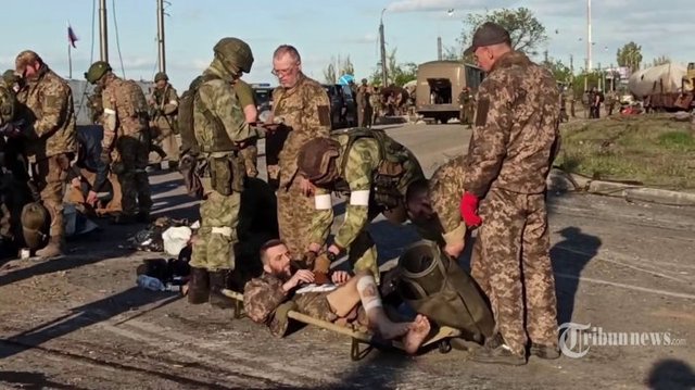 dikepung-rusia-265-tentara-ukraina-menyerah-di-azovstal_20220519_174123.jpg