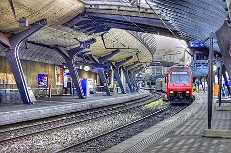 453px-Zürich_Stadelhofen_in_2006.jpg