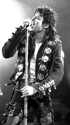 https___upload.wikimedia.org_wikipedia_commons_3_31_Michael_Jackson_in_1988.jpg