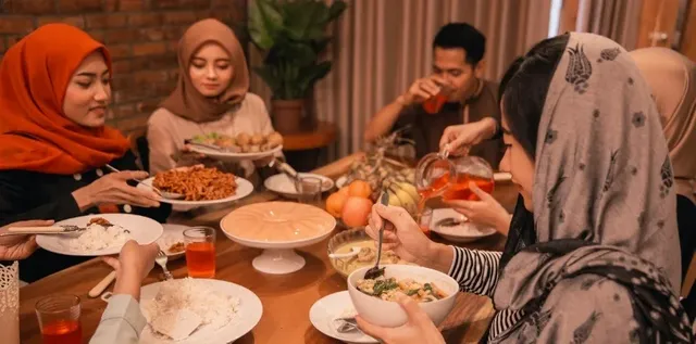 buka-puasa-bersama-keluarga-3.webp