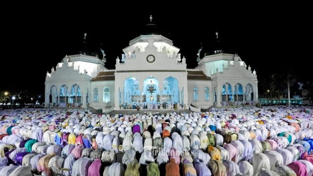 shalat-tarawih-di-masjid-raya-baiturrahman_20150618_160849.jpg