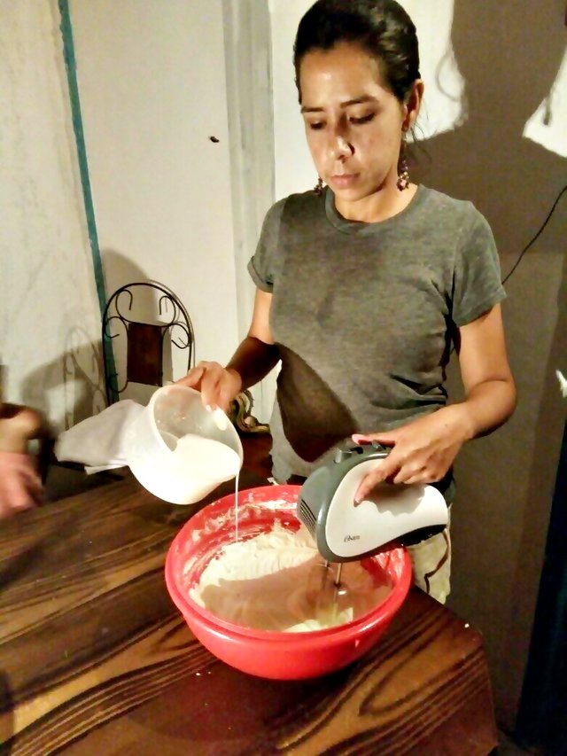 torta mezclar la leche.jpg