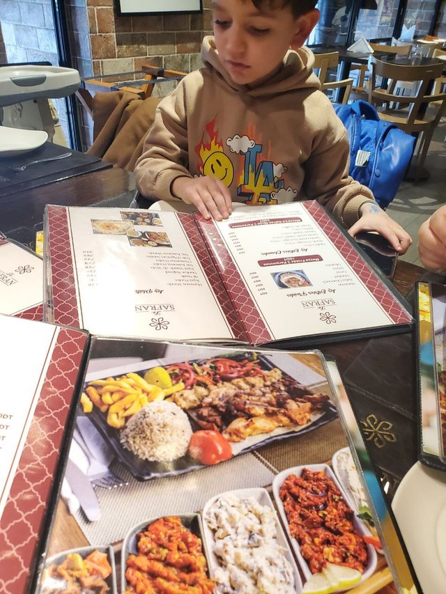 Iskander feuillete le menu.jpeg