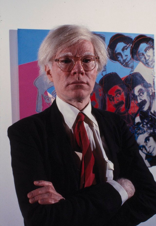 Andy_Warhol_at_the_Jewish_Museum_(by_Bernard_Gotfryd)_–_LOC.jpg