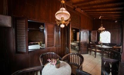 Rumah-Adat-Betawi-Interior.jpg