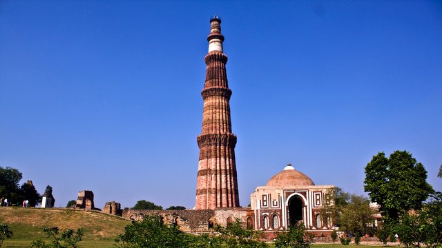 Qutb_Minar_Tourist_Place_in_India_Wallpapers.jpg