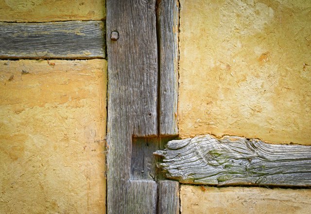 Wall from wood, loam and straw