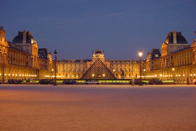 Louvre_at_night_centered.jpg