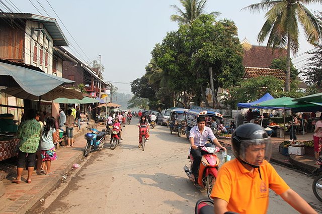 800px-Luang_Prabang_street-market_20110415-01.JPG