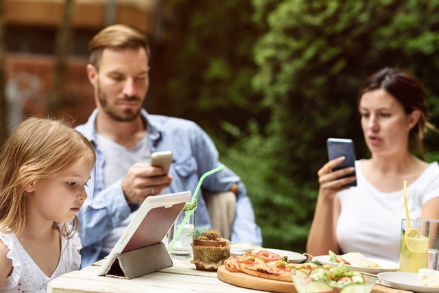 child-ipad-restaurant.jpg