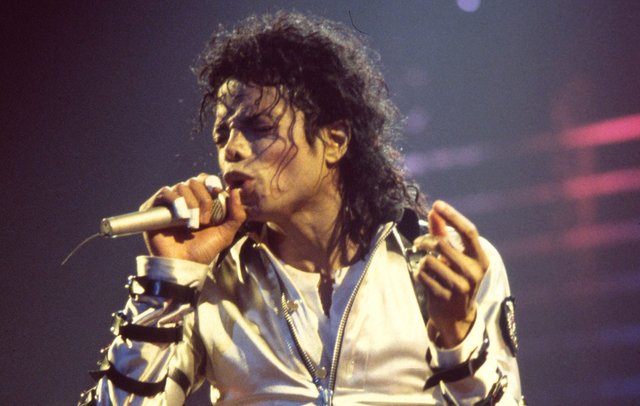 michael-jackson-1988-credit-gary-gershoff@200x1270-1392x884.jpg