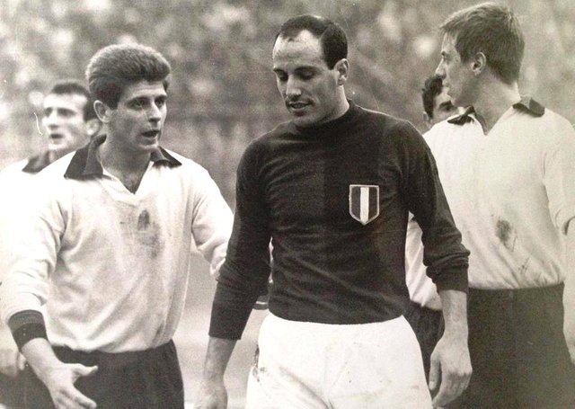 Serie_A_1964-65_-_Milan_vs_Bologna_-_Gianni_Rivera_ed_Ezio_Pascutti.jpg
