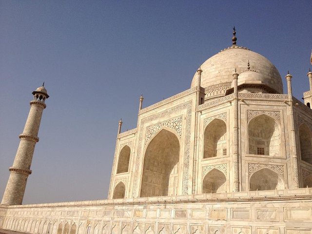 Great-angle-of-the-Taj-Mahal.jpg
