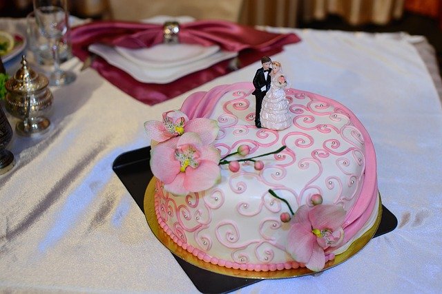 a-wedding-cake-975342_640.jpg