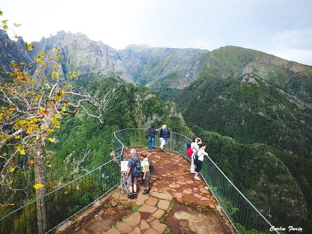 balcoes-viewpoint-in-ribeiro-frio-madeira-island5bfade6090e36_edited.jpg