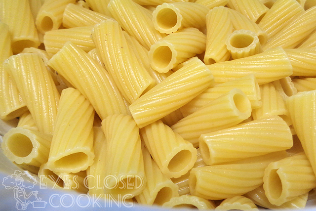 EyesClosedCooking-TwoMeatPastaSauce---02.png