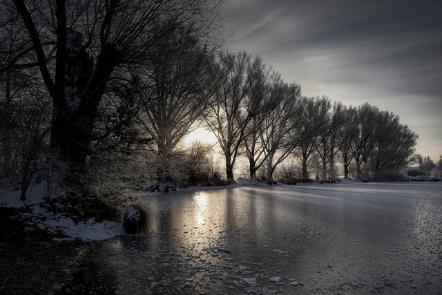 frozen-lake-7658478_1280.jpg