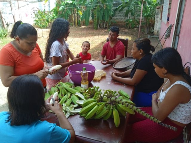 familia y tostones 112.jpg