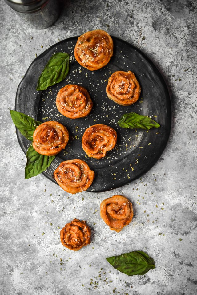 Mini Cheese Pizza Bagel Swirl Bites (Vegan)-2.jpg