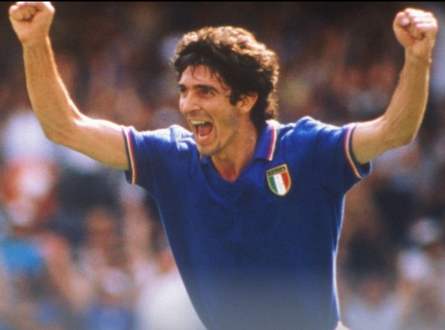 Paolo_Rossi_at_the_1982_FIFA_World_Cup.jpg