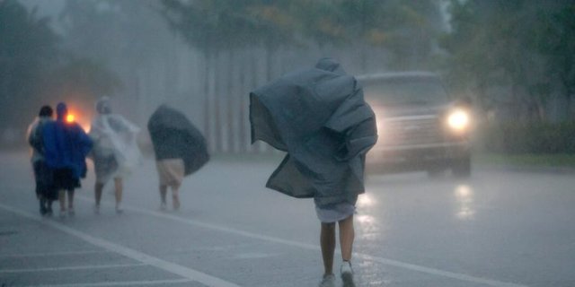 Fort-Lauderdale-Is-Drenched-With-Over-a-Foot-of-Rain-750x375.jpg