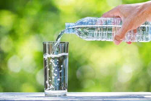 botella-echando-agua-vaso.jpg