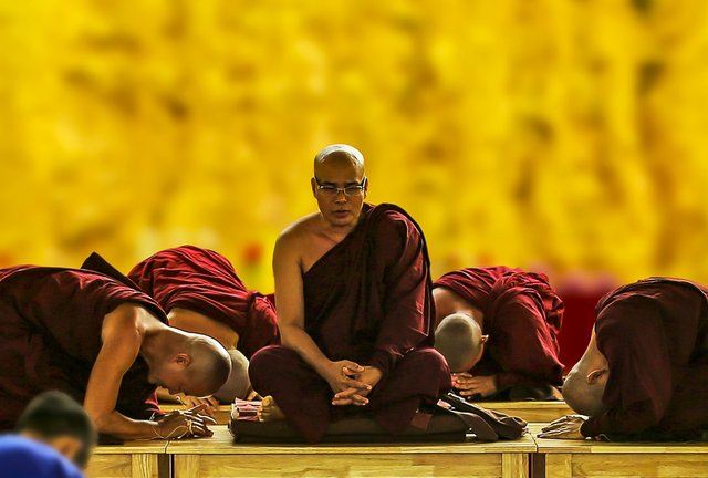 Bowing down theravada-buddhism-1815662_1280.jpg