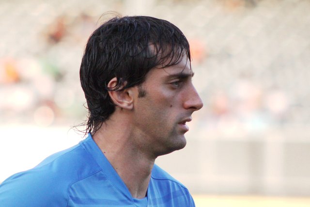 2048px-Diego_Milito_-_Inter_Mailand_(2).jpg