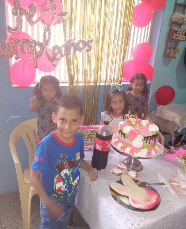 Decoración de fiesta con torta y globos para Camila