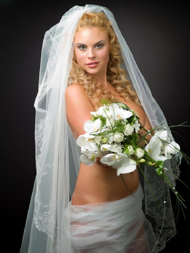 nude-bride-24640721.jpg