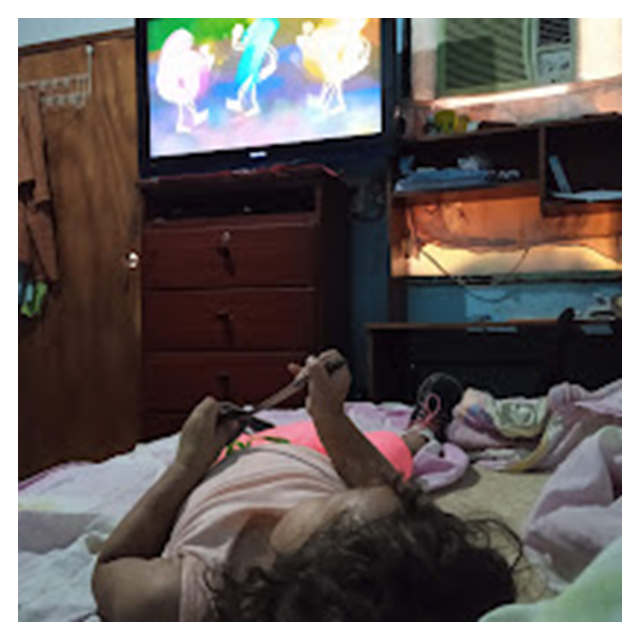 Emma viendo los vídeos de los números y las vocales.png