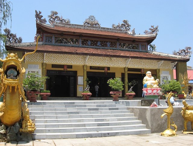 26 The entrance to Linh Quang Pagoda.jpg