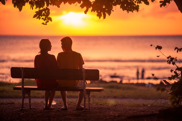 情人节情人在夕阳下甜蜜约会.jpg