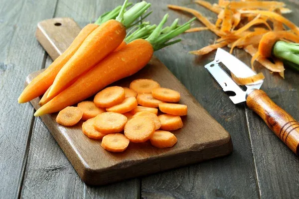 depositphotos_110470070-stock-photo-sliced-and-whole-carrots.jpg