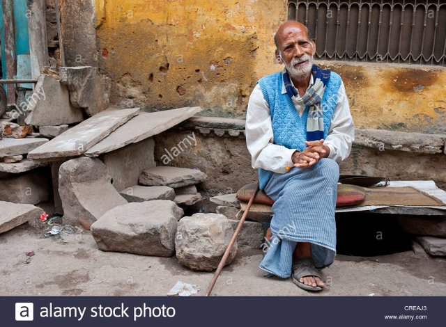 ancianos-hombre-indio-rajasthani-sentado-en-un-banco-de-piedra-con-cojines-en-frente-de-una-casa-descansando-bundi-rajasthan-india-creaj3.jpg