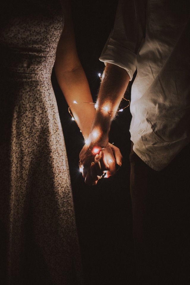 man-and-woman-holding-each-others-hand-wrapped-with-string-792777.jpg