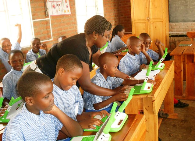 2000px-OLPC_classroom_teaching.JPG