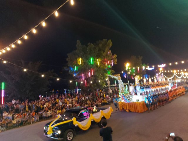 Loy Krathong parade14.jpg