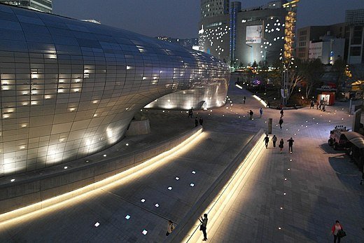 Dongdaemun_Design_Plaza_night_view.jpg