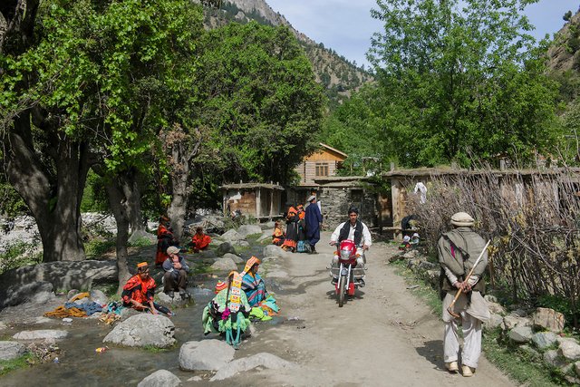Kalash+girls+washing+clothes+in+a+stream+at+Balangur+Village,+Rumbur+Valley,+Chitral.jpg