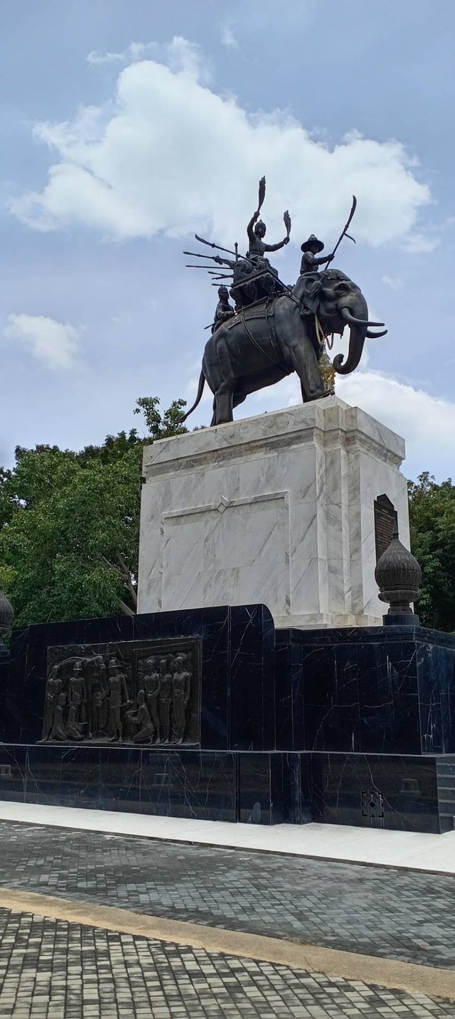 Don Chedi Royal Monument4.jpg