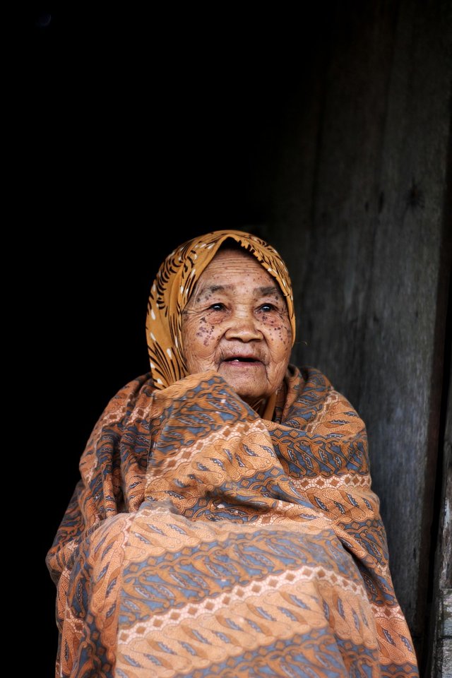 old-woman-4389774_1280.jpg