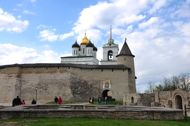 Довмонтов город. Вход в Кром. Великие (Троицкие) ворота.JPG