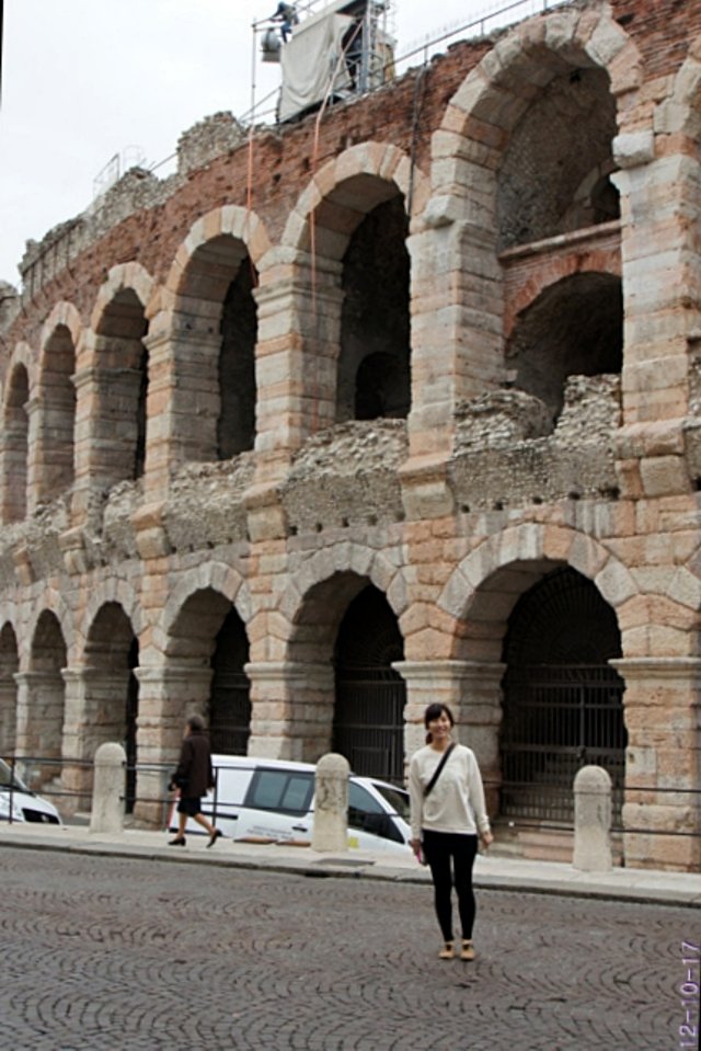 b-EU121017-165136.jpg