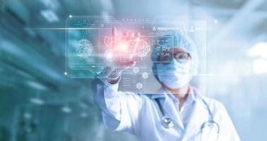 6966210-arzt-chirurg-analysiert-patienten-gehirntest-ergebnis-und-menschliche-anatomie-auf-technologischen-digitalen-futuristischen-virtuellen-computer-interface-digitalen-holographischen-innovativen-in-wissenschaf.jpg