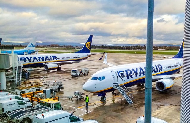 airplane-4065698_1280.jpg