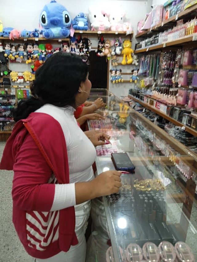 mi hija menor comprando.jpg