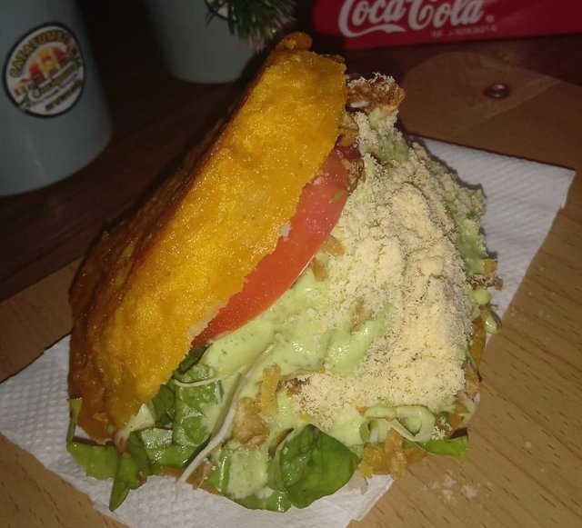 Arepa al estilo de hamburguesa.jpg